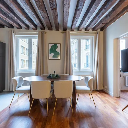 Heart Of - Spacious 3-bedroom Air-conditione Apartment *