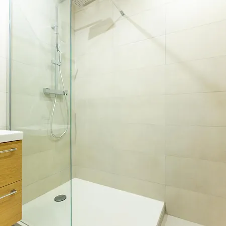 Apartment Heart Of - Spacious 3-bedroom Air-conditione *