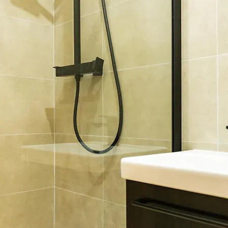 Apartment Heart Of - Spacious 3-bedroom Air-conditione *